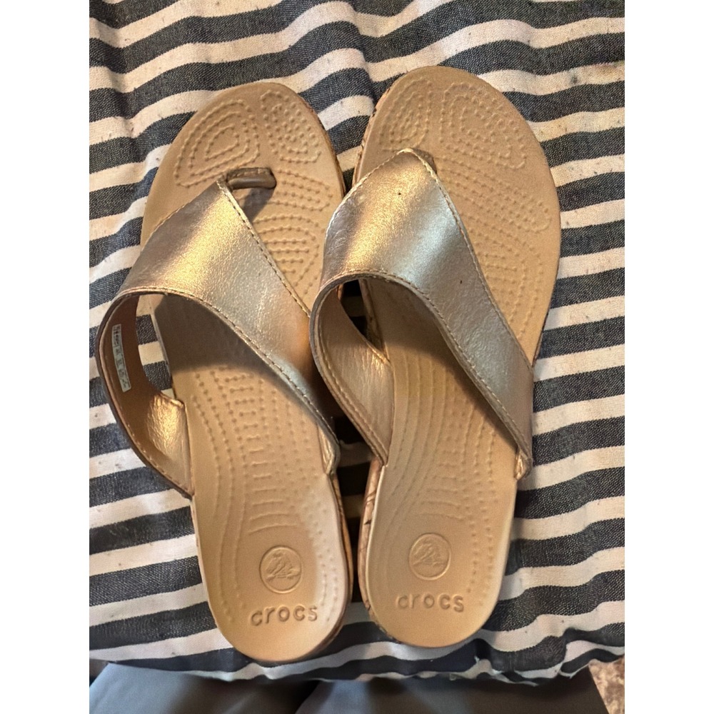 Crocs Sanrah Metallic Wedge Sandals Womens 6 Champagne Gold Cork Platform Thong